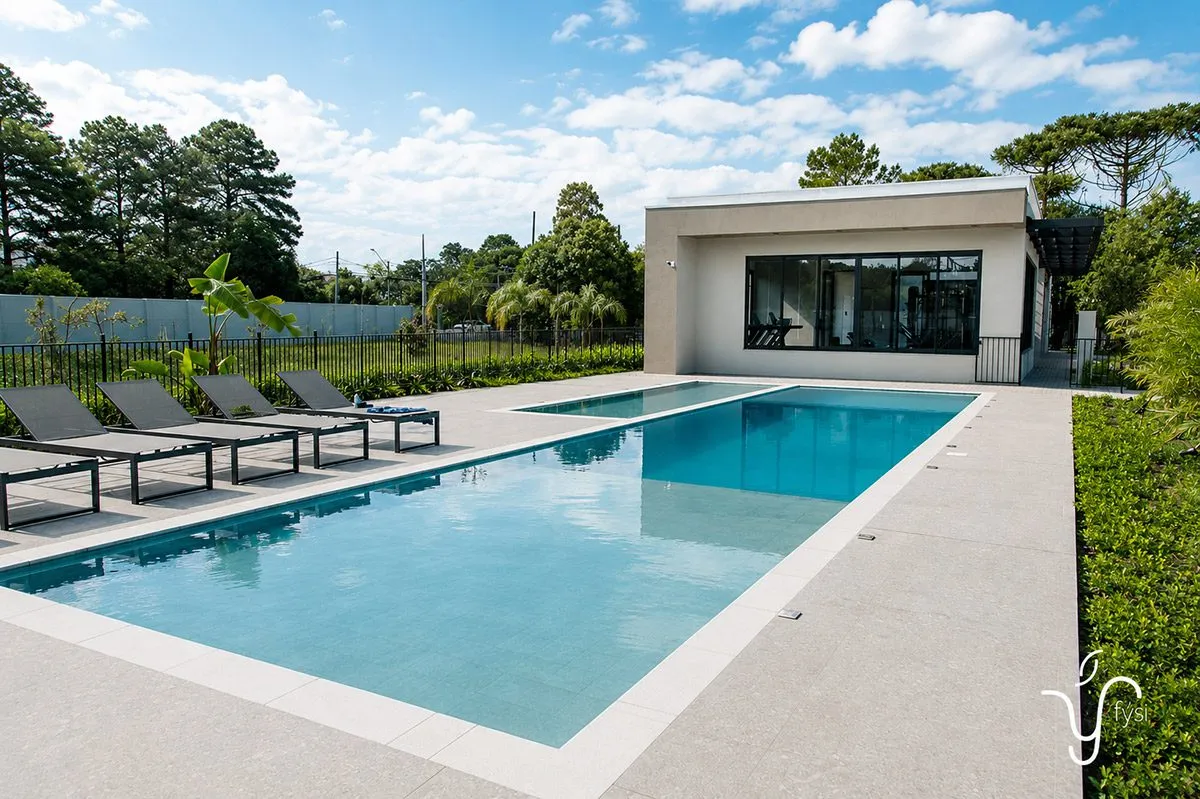 Piscina aquecida — lâmina adulto e infantil, com deck e espreguiçadeiras