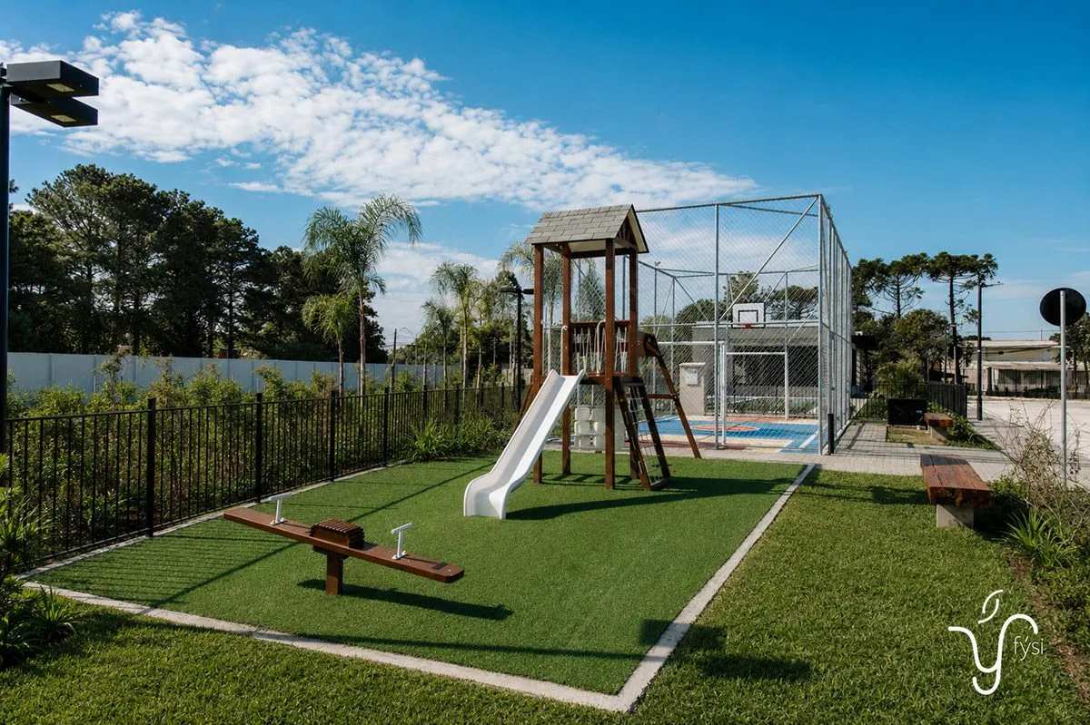Playground — brincadeira ao ar livre, protegida do trânsito